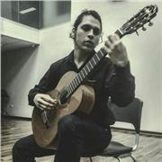 Profesor de guitarra egresado del Conservatorio de Lima